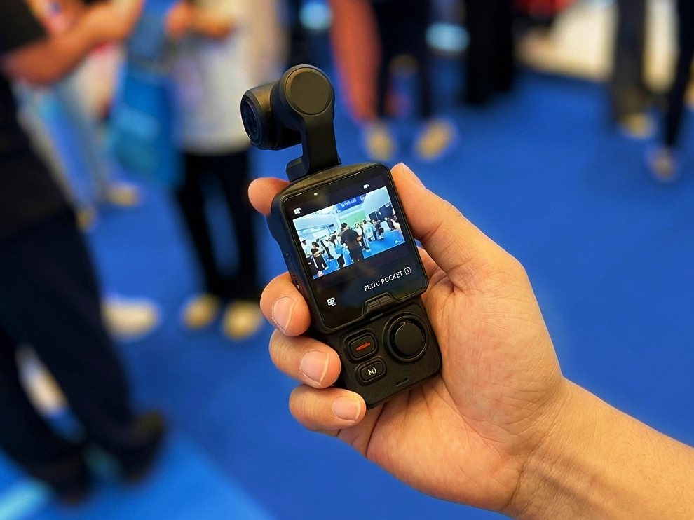 Step aside, DJI and Insta360: Budget "Feiyu Pocket 4" gimbal camera hands-on video shows innovative design - Notebookcheck