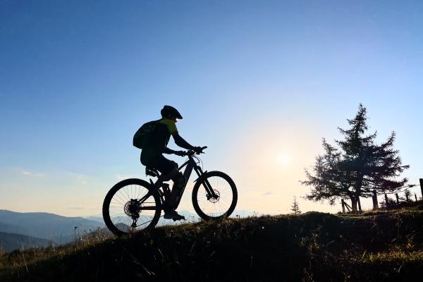 DJI-powered motor reshapes e-mountain bikes, focusing on longer rides over speed - 디지털투데이
